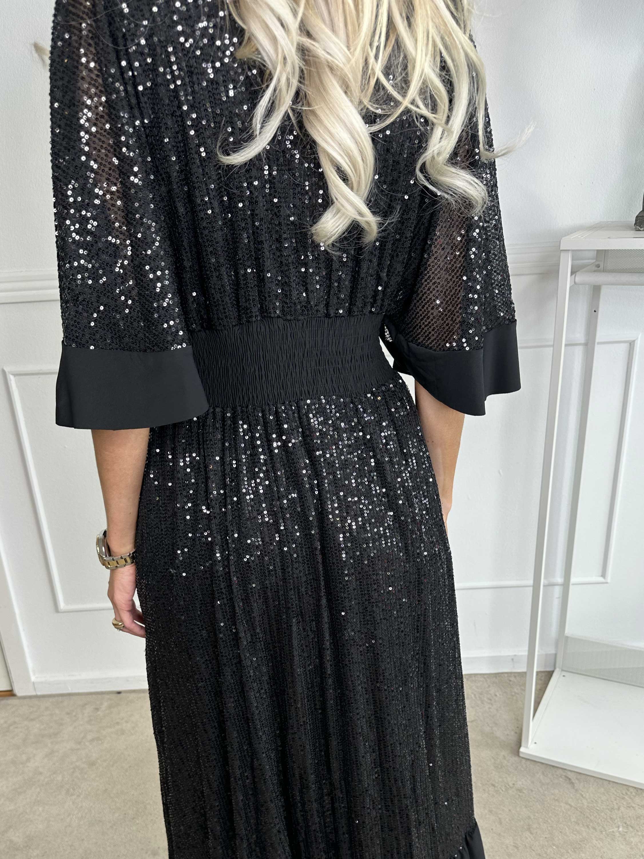 Pamela Glitter - Lang pailletkjole med flæser og smock